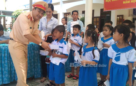 Lực lượng Công an chung tay tiếp sức học sinh nghèo đến trường