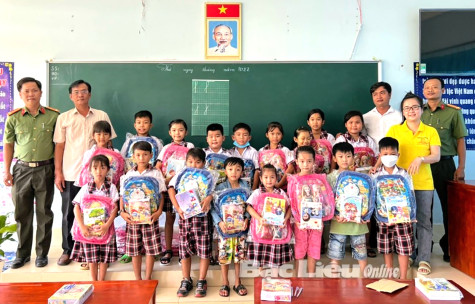 Phòng An ninh chính trị nội bộ - Công an tỉnh: Trao 250 suất quà cho học sinh khó khăn 2 huyện Đông Hải và Vĩnh Lợi