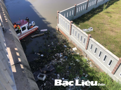 Vớt thi thể người đàn ông đang phân hủy tại khu vực cầu Tôn Đức Thắng