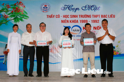 Trao 50 triệu đồng học bổng cho học sinh 3 trường THPT