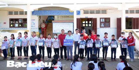 Báo Bạc Liêu trao 35 suất quà cho học sinh ở xã Long Điền Tây