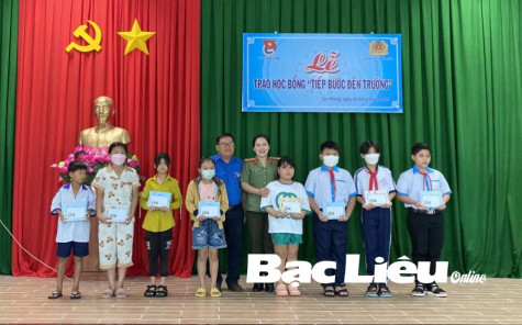 Tặng 50 suất học bổng cho học sinh có hoàn cảnh khó khăn xã Tân Phong