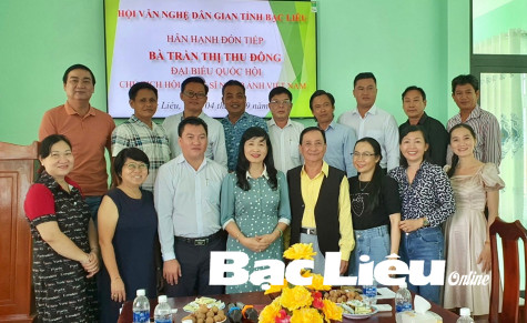 Chủ tịch Hội Nghệ sĩ nhiếp ảnh Việt Nam - Trần Thị Thu Đông thăm Hội Văn nghệ dân gian Bạc Liêu