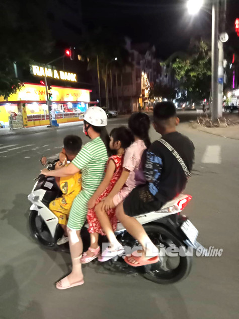 Chở quá số người cho phép trên xe máy