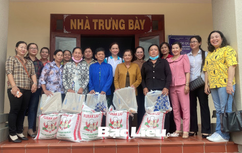Hội LHPN tỉnh: Sinh hoạt Chi bộ và tặng quà cho hội viên khó khăn tại Khu Căn cứ Cái Chanh
