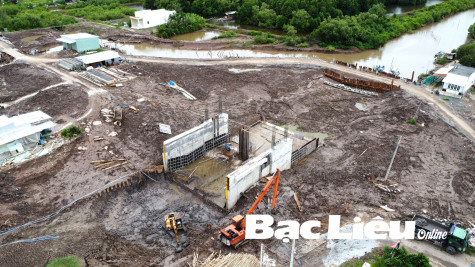 Xây dựng các công trình cống ngăn triều tuyến đê Đông: Thi công ì ạch gây ách tắc nguồn nước phục vụ sản xuất