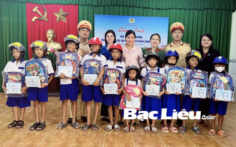 Công an TP. Bạc Liêu: Tuyên truyền an toàn giao thông, tặng quà cho học sinh xã Vĩnh Trạch Đông