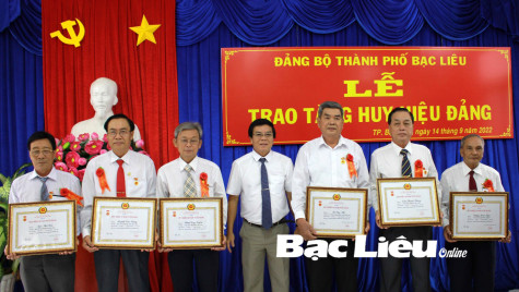 TP. Bạc Liêu: Trao tặng Huy hiệu 30, 40, 45 năm tuổi Đảng cho 32 đồng chí