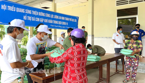 Chia sẻ yêu thương đến người nghèo