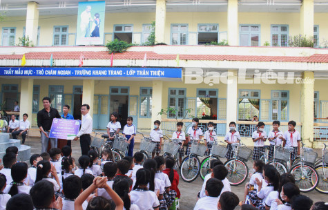 Nhiều hoạt động chăm lo cho học sinh và hộ nghèo trên địa bàn tỉnh