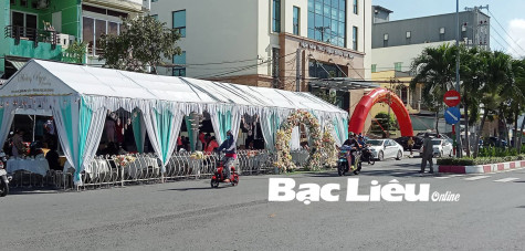 Dựng rạp lấn chiếm lòng đường