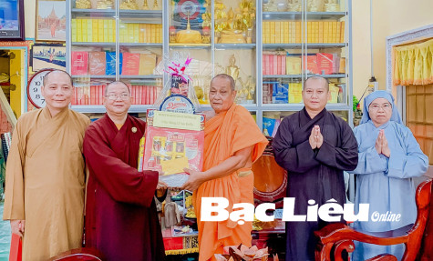 Ban trị sự GHPG Việt Nam tỉnh: Thăm, chúc mừng các chùa Khmer nhân dịp lễ Sen Đôn-ta