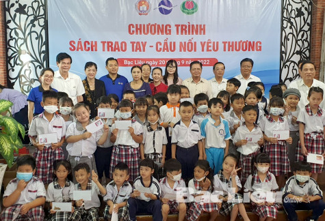 Tặng 2.000 bộ sách giáo khoa và 20.000 quyển tập cho học sinh