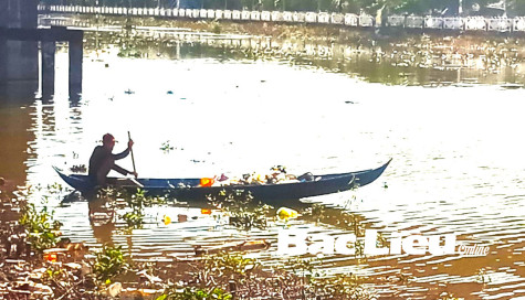 “Cha một đời oằn vai gánh nặng…”