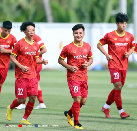 Quang Hải hội ngộ các đồng đội trên sân tập