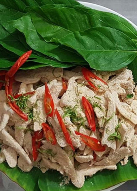 Giòn sần sật với tai heo luộc trộn thính