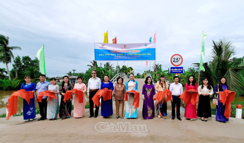 Nguyên Phó Chủ tịch nước Trương Mỹ Hoa dự lễ khánh thành cầu nông thôn