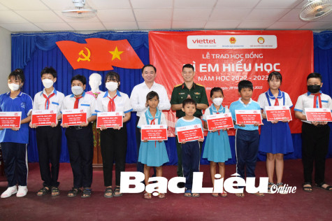 Viettel Bạc Liêu: Trao học bổng “Vì em hiếu học” cho 20 học sinh có hoàn cảnh khó khăn huyện Hòa Bình