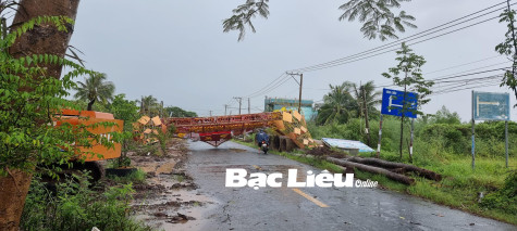 Dông lốc làm sập cổng chào trên địa bàn xã Vĩnh Trạch Đông
