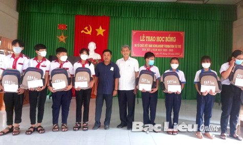 Trao hơn 130 triệu đồng học bổng cho 2 huyện Đông Hải và Hồng Dân