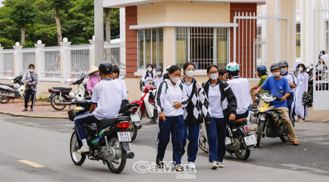 Học sinh đi xe phân khối lớn - Ðừng đổ trách nhiệm cho nhà trường