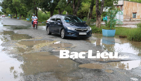 Xuất hiện nhiều “ổ gà” trên tuyến đường Giồng Nhãn - Gò Cát