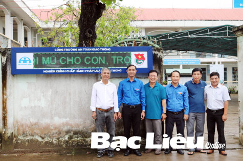 Lắp đặt hộp đèn led tuyên truyền an toàn giao thông ở cổng trường