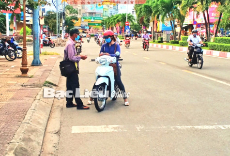 Bát nháo cảnh mua bán vé số dạo