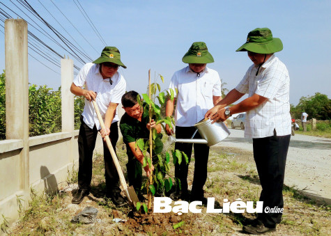 Huyện Hồng Dân: Ra quân hưởng ứng chương trình trồng 1 tỷ cây xanh
