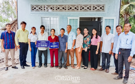 Công đoàn cơ sở Báo Cà Mau bàn giao 3 căn nhà cho gia đình khó khăn