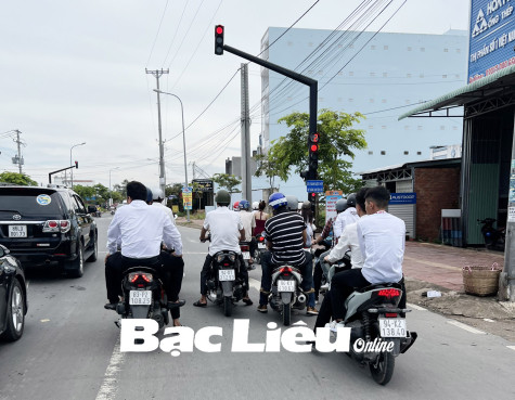 Rước dâu, nhiều thanh niên không đội mũ bảo hiểm