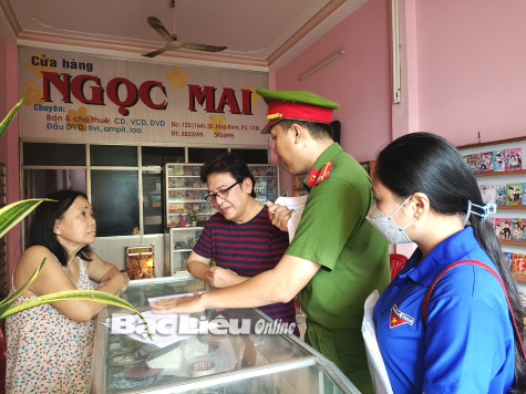 Tuyên truyền, vận động cài đặt VNEID và xác thực định danh điện tử tại khu dân cư