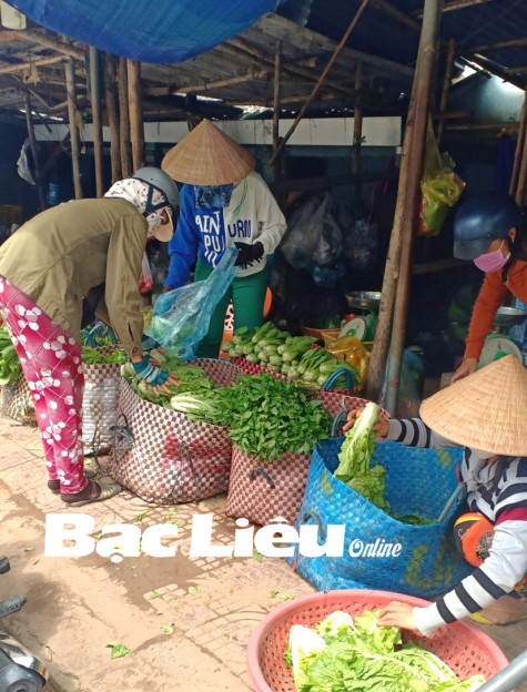 Sau mưa, triều cường dâng, giá rau xanh tăng mạnh