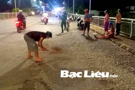 Thu dọn đá dăm rơi trên mặt đường