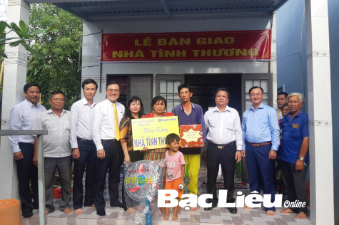 Ban Dân tộc và Tôn giáo tỉnh: Trao nhà tình thương cho hộ Khmer xã Vĩnh Thịnh