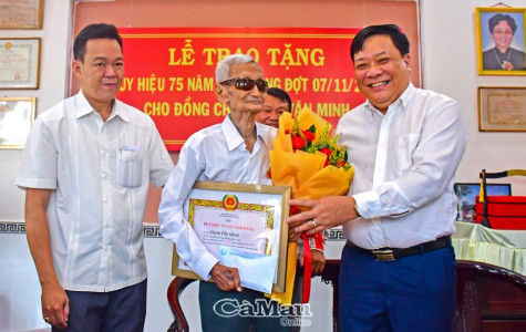 Trao Huy hiệu 75 năm tuổi Đảng cho đồng chí Phạm Văn Minh