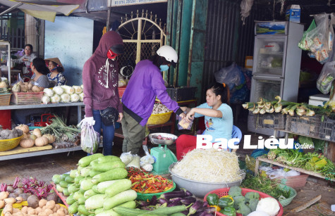 Vật giá tăng trước lương: Công chức, lao động nghèo chồng chất khó khăn