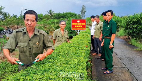 Góp sức làm đẹp làng quê