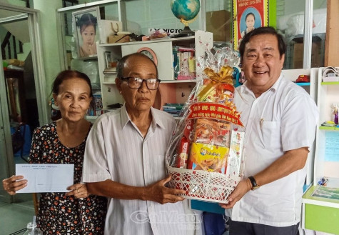 Thăm và tặng quà nhân kỷ niệm Ngày Nhà giáo Việt Nam