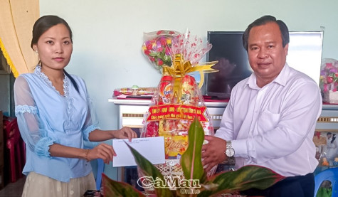 Tặng quà cho giáo viên có hoàn cảnh khó khăn