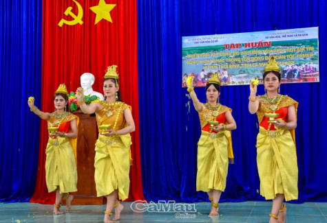 Tập huấn truyền nghề nhạc trống lớn của đồng bào Khmer