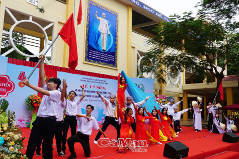 Trường THPT Chuyên Phan Ngọc Hiển kỷ niệm 30 năm thành lập