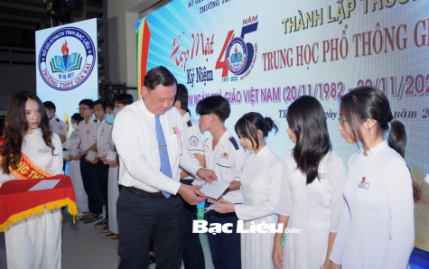 Tặng 60 suất học bổng nhân kỷ niệm 45 năm thành lập Trường THPT Giá Rai