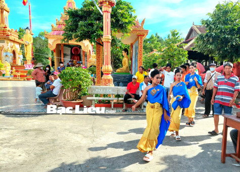 Giới trẻ nô nức​ đi “trẩy hội”