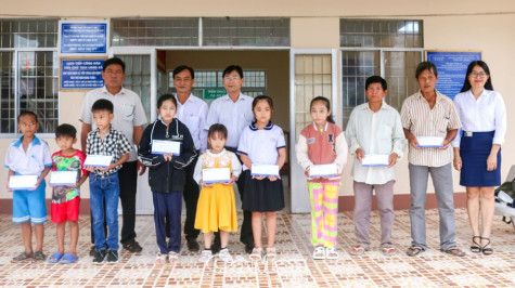 Báo Cà Mau vận động trao học bổng cho học sinh nghèo