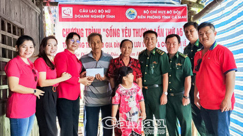 “Sống yêu thương” trao 60 triệu đồng cho hộ nghèo