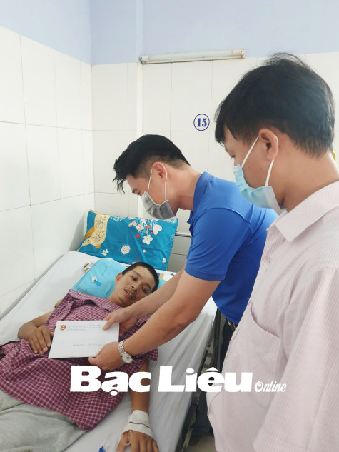 Đoàn khối các cơ quan tỉnh: Trao tiền hỗ trợ hơn 28 triệu đồng cho anh Trần Minh Thông