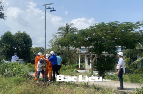 Điện lực TX. Giá Rai: Thực hiện công trình “Thắp sáng đường quê” tại xã Tân Phong