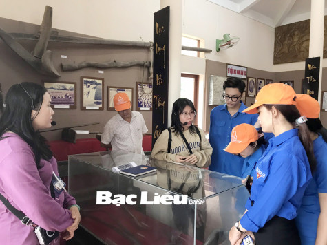 Tuổi trẻ tạo ấn tượng với du khách bằng sự nhiệt tình, thân thiện