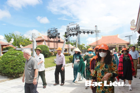 “Người phương xa về đây tấp nập”